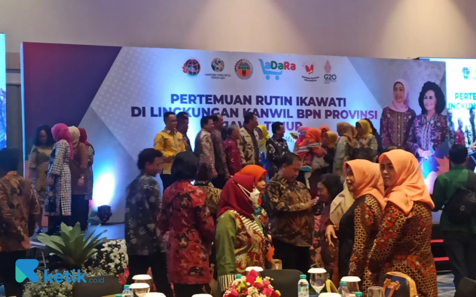 Foto Ikawati Kanwil BPN Jatim Siti Rohmawati Jonahar mendapatkan kejutan ulang tahun. (Foto: dok. Ketik)