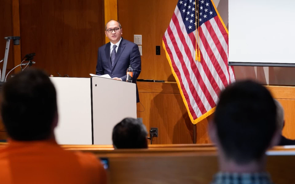 Foto Dubes RI untuk AS, Rosan P. Roeslani, saat menyampaikan kuliah umum di Oklahoma State University (7/10). (Foto: dok. KBRI Washington, D. C.)