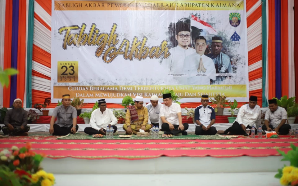 Foto Bupati Freddy dan Wabup Hasbulla saat mengikuti Tabligh Akbar