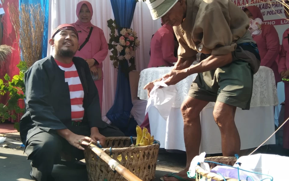 Dekat dengan Rakyat, Bupati Achmad Fauzi Borong Pisang Kakek Horri
