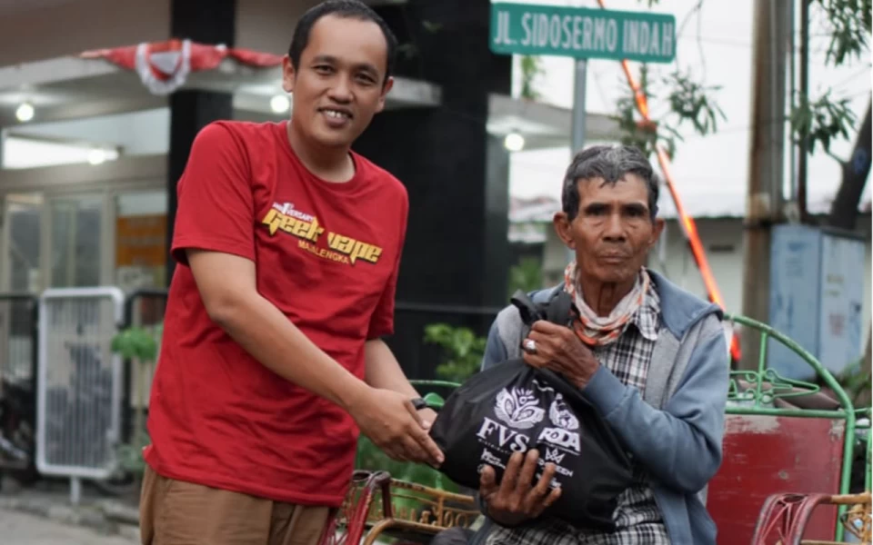 Foto Pembagian sembako untuk tukang becak di Bendul Merisi Surabaya. (Foto: dok. Geekvape)