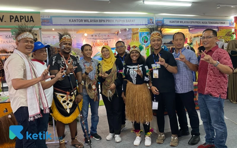 Foto Wamen ATR/BPN Raja Juli Antoni saat berkunjung ke Indonesia UMKM Expo. (Foto: Dok. Ketik)