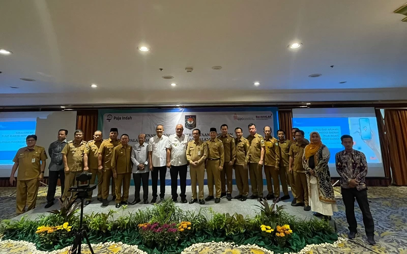 Foto Foto bersama dengan para Bupati setelah penandatanganan komitmen layanan Publik.