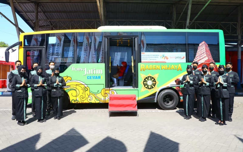 Thumbnail Berita - Peringati Hari Pahlawan, Gubernur Khofifah Gratiskan Bus Trans Jatim