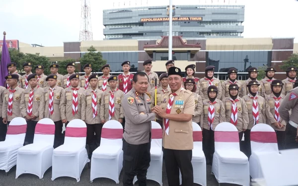 Foto Kapolda Jatim dan Ketua Kwarda Jatim melakukan pelepasan Saka Bhayangkara di Mapolda Jatim. (Foto: Humas Polda Jatim)