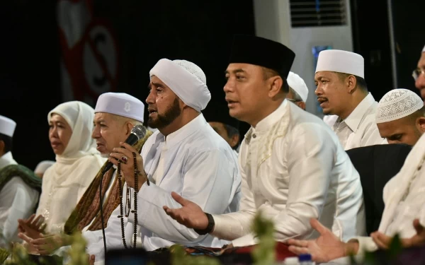 Thumbnail Berita - Eri Cahyadi Ingin 'Surabaya Bersholawat' Digelar Rutin