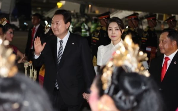 Foto Presiden Korea Selatan Yoon Suk-yeol mendarat di Bali Minggu malam (13/11). (Foto: Yonhap)