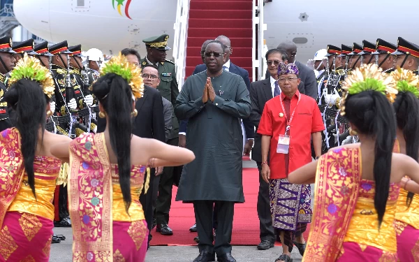 Foto Presiden Senegal Macky Sall saat tiba di Bali (14/11). (Foto: Medcen G20)