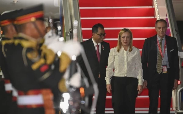 Foto Perdana Menteri Italia Giorgia Meloni saat tiba di Bali (14/11). (Foto: Medcen G20)