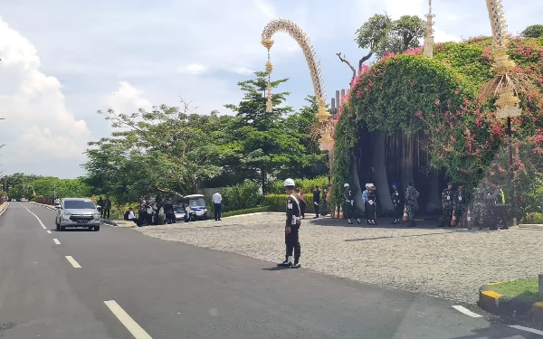 Foto Suasana di pintu masuk utama venue KTT G20. (Foto: ketik.co.id)