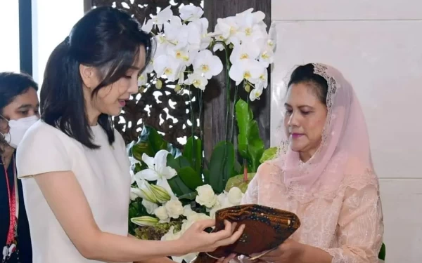 Foto Istri Presiden Korsel Kim Keon Hee bersama Iriana Jokowi. (Foto: BPMI Setpres)