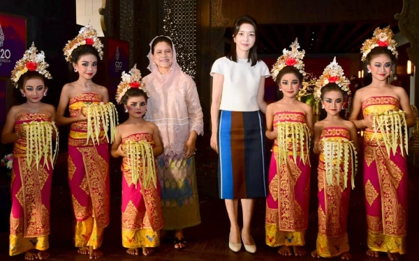 Foto Istri Presiden Korsel Kim Keon Hee bersama Iriana Jokowi dan penari-penari cilik Bali. (Foto: BPMI Setpresl