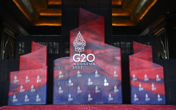 Foto Latar tiga lidah api di lobby lokasi KTT G20. (Foto: Medcen G20)