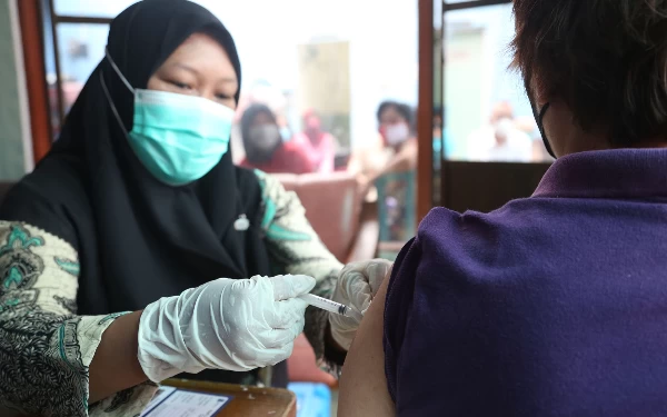 Thumbnail Berita - Tangkal Kenaikan Covid-19, Pemkot Surabaya Percepat Vaksinasi Booster