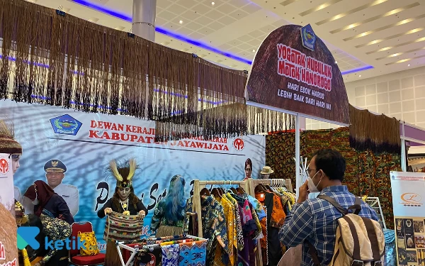 Foto Stand dari Dekranasda Kabupaten Jaya Wijaya Papua di BFF. (Foto: Maria/Ketik)