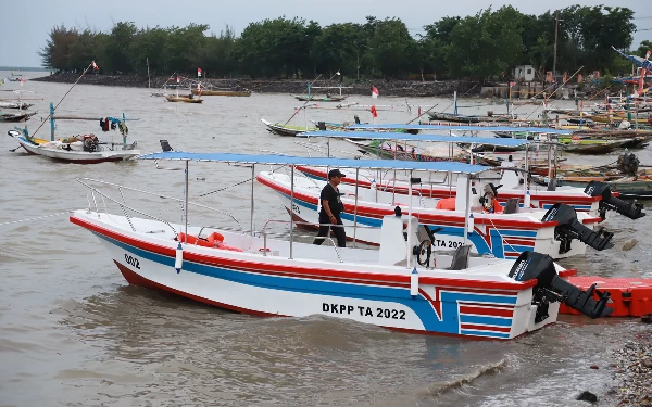 Foto Bantuan perahu yang diterima oleh beberapa orang di Kampung Nelayan. (Foto: Humas Pemkot Surabaya)