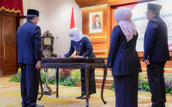 Foto Gubernur Khofifah menandatangani surat pelantikan pejabat eselon II (Dok.Humas Pemprov Jatim) 