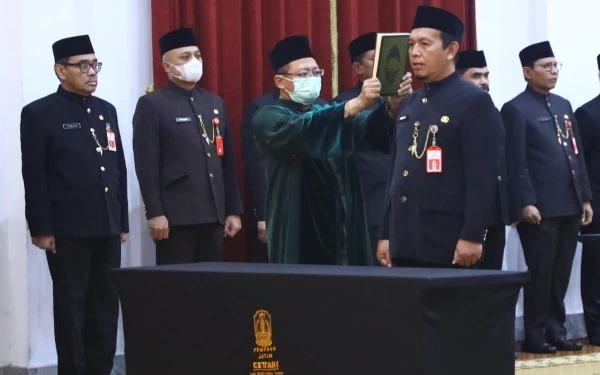 Foto Prosesi pelantikan pejabat eselon II di Gedung Grahadi (Dok.Humas Pemprov Jatim) 