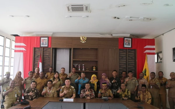 Foto Bupati Freddy saat foto bareng dengan Rektor UIN dan rombongan ( foto humas pemda)