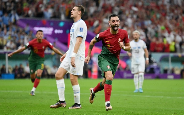 Foto Pemain Portugal Bruno Fernandes merayakan golnya ke gawang Uruguay (28/11). (Foto: FIFA+)