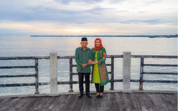 Foto Wapres RI Ma'ruf Amin bersama Ibu Wury Ma'ruf Amin menikmati senja di Kaimana. (Foto: Instagram Ma'ruf Amin)