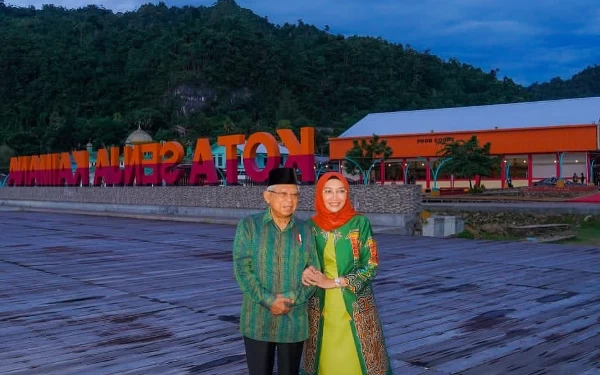 Foto Wapres RI Ma'ruf Amin bersama Ibu Wury Ma'ruf Amin menikmati senja di Kaimana. (Foto: Instagram Ma'ruf Amin)