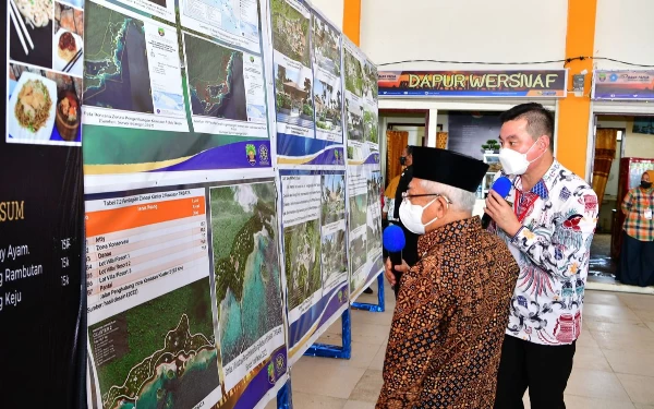 Foto Bupati Kaimana Freddy Thie mendampingi Wapres RI Ma'ruf Amin. (Foto: Humas Pemkab Kaimana)