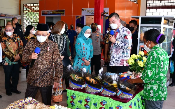 Foto Wapres RI Ma'ruf Amin meninjau Foodcourt UMKM Kaimana. (Foto: Humas Pemkab Kaimana)