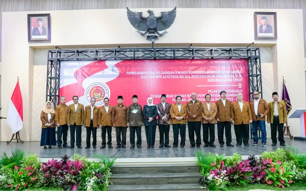 Foto Gubernur Jatim Khofifah Indar Parawansa bersama para pengurus DHN BPK 45 Jatim. (Foto: Humas Pengprov Jatim)