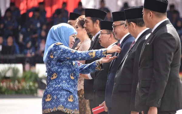 Foto Gubernur Jatim Khofifah Indar Parawansa memberikan penghargaan kepada para pimpinan daerah berprestasi di Grahadi. (Foto: Humas Pemprov Jatim)