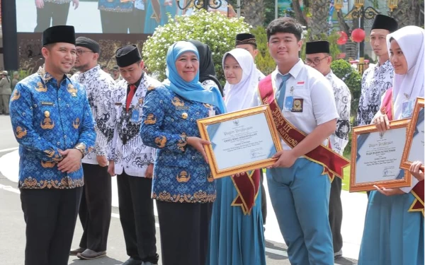 Foto Gubernur Jatim Khofifah Indar Parawansa memberikan penghargaan kepada pelajar berprestasi di Grahadi. (Foto: Humas Pemprov Jatim)