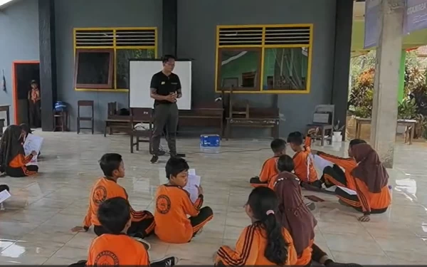 Foto Aktivitas pembelajaran literasi fisik di SDN 3 Asrikaton, Kab. Malang. (Foto: dok. Istimewa)