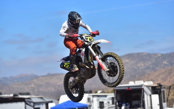 Foto Sheva Ardiansyah, pembalap motocross perempuan kebanggaan Indonesia menunjukkan skillnya di sirkuit tersulit Amerika. (Foto: Dok. Pribadi for Ketik.co.id)