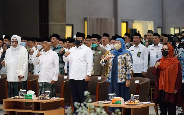 Foto Dari kiri: Rais ‘Aam PBNU KH. Miftachul Akhyar, KH. Anwar Iskandar, Menteri Agama Republik Indonesia KH. Yaqut Cholil Choumas, Gubernur Jatim Khofifah Indar Parawansa, dan Alissa Qotrunnada Munawaroh Wahid. (Foto: Humas Pemprov Jatim)