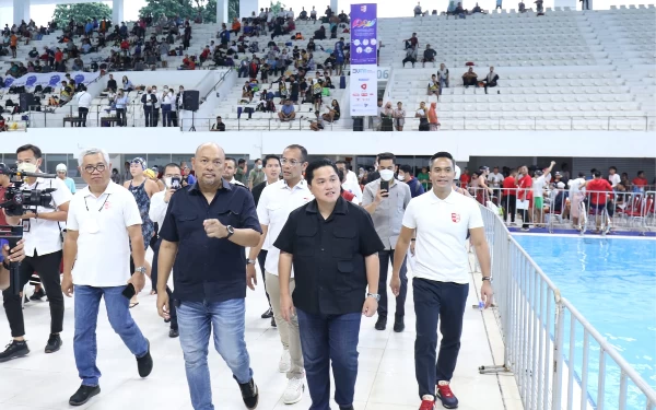 Foto Menteri BUMN Erick Thohir mengunjungi gelaran 4th IOAC 2022 ditemani Ketua Umum PB PRSI Anindya Bakrie. (Foto: PB PRSI)