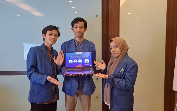 Foto (kiri) Abdul Hadi, Mohammad Naufal Al Farros, dan Nindya Eka Winasis setelah melakukan presentasi Karya Tulis Ilmiah di Gemastik XV. (Foto: Humas ITS)