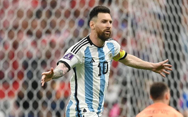 Thumbnail Berita - Bawa Argentina ke Final, Cetak Banyak Rekor, Messi Umumkan Pensiun