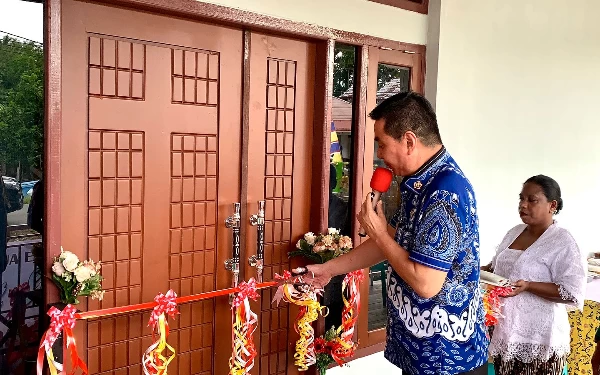 Foto Bupati Freddy Thie saat pemotongan pita resmikan rumah pastori (foto humas pemda)