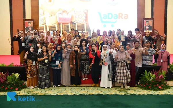 Foto Pembina IKAWATI Kementerian ATR/BPN Ny. Nanny Hadi Tjahjanto bersama peserta UMKM Business Meeting & Expo yang berlangsung di Gedung MPR RI. (Foto: Ketik.co.id)