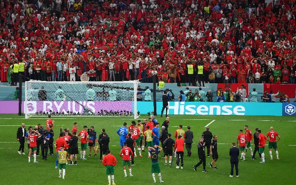 Foto Tim Maroko menyapa fans usai laga semifinal melawan Prancis (15/12). (Foto: FIFA+)