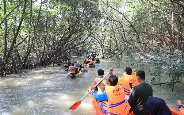 Foto Menyusuri sungai di Wisata Romokalisari. (Foto: Humas Pemkot Surabaya)