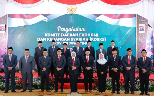 Foto Gubernur Jawa Timur Khofifah Indar Parawansa bersama Komite Daerah Ekonomi dan Keuangan Syariah (KDEKS) di Gedung Negara Grahadi, Kamis (15/12). (Foto: Humas Pemprov Jatim)