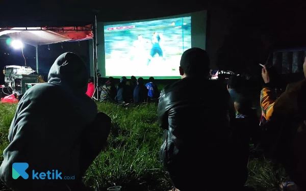 Foto Pengungsi gempa Cianjur nobar final piala dunia 2022. (Foto: Millah Irodah/Ketik.co.id)