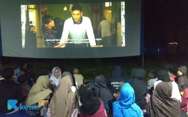 Foto Korban Gempa Cianjur nonton film edukasi sebelum laga final piala dunia 2022. (Foto: Millah Irodah/Ketik.co.id)