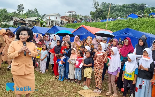 Foto Dewan Pembina IKAWATI ATR/BPN RI Nanny Hadi Tjahjanto disambut siswa dan pengungsi korban gempa Cianjur. (Foto: Millah Irodah/Ketik.co.id)