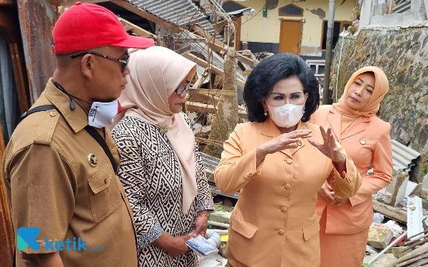 Foto Nanny Hadi Tjahjanto ketika melihat langsung gedung sekolah yang runtuh akibat gempa. (Foto: Millah Irodah/Ketik.co.id)