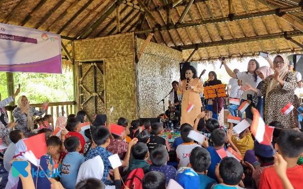 Foto Momen Nanny Hadi Tjahjanto menghibur anak-anak korban gempa Cianjur di posko bambu. (Foto: Millah Irodah/Ketik.co.id)