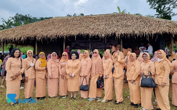 Foto Ikawati ATR/BPN foto bersama di depan pondok bambu. (Foto: Millah Irodah/Ketik.co.id)