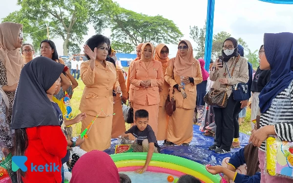 Foto Nanny Hadi Tjahjanto menyapa anak-anak bermain di posko pengungsian. (Foto: Millah Irodah/Ketik.co.id)