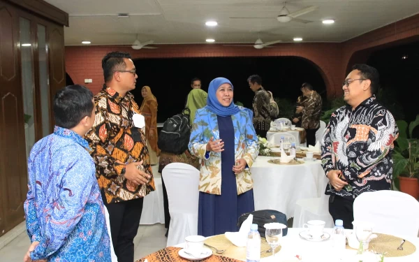 Foto Gubernur Jawa Timur Khofifah Indar Parawansa dalam ramah tamah di Wisma Duta Indonesia, Kuala Lumpur (19/12). (Foto: Humas Pemprov Jatim)